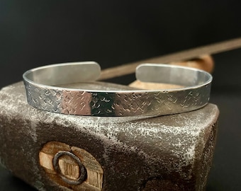 Brazalete de zinc martillado a mano, unisex, ajustable, minimalista, de 8 o 10 mm de ancho, hecho a mano en el Reino Unido.