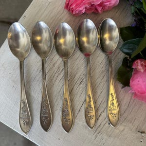 5er-Set Vintage-Teelöffel mit Blumenmuster | Silberfarbene Teelöffel | Besteck im Stil der Mitte des 20. Jahrhunderts | Geschirr im Landhausstil