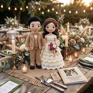 以下が含まれることがあります： 結婚式のカップルを表現した2体のあみぐるみ人形。男性の人形はベージュのスーツに蝶ネクタイを着用し、女性の人形はオフショルダーの白いドレスに花束を持っています。「Wedding Couple Crochet Doll Pattern」というタイトルの小冊子が付属しています。
