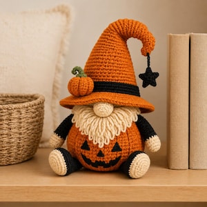Peut inclure: Une figurine de gnome au crochet avec un corps en forme de citrouille orange orné d'un visage de jack-o'-lantern noir, une barbe crème et un grand chapeau pointu orange avec une bande noire, une petite citrouille et une étoile noire.