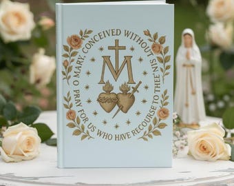 Może przedstawiać: Jasnoniebieska książka w twardej oprawie ze złotym nadrukiem Cudownego Medalika, zawierająca napis O MARY, CONCEIVED WITHOUT SIN, PRAY FOR US WHO HAVE RECOURSE TO THEE, otoczony wieńcem ze złotych róż oraz małymi gwiazdkami.