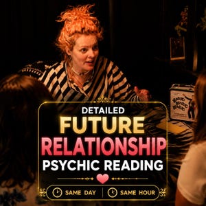 Puede incluir: Una persona con cabello naranja y camisa de rayas blancas y negras detrás de un letrero que dice DETAILED FUTURE RELATIONSHIP PSYCHIC READING, SAME DAY, SAME HOUR, con un pequeño corazón rosa y símbolos de reloj.
