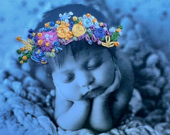 Retrato de bebé bordado a medida: un recuerdo floral para padres primerizos.