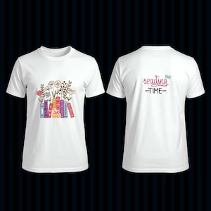 Puede incluir: Una camiseta blanca de manga corta con un gráfico frontal de libros coloridos con flores y el texto I LOVE BOOKS. La parte posterior de la camiseta muestra el texto reading TIME en letras rosas y negras con un pequeño icono de libro verde encima.