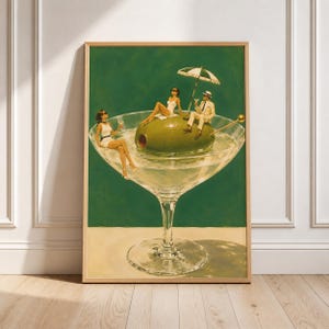 Könnte beinhalten: Ein gerahmter Kunstdruck mit einem großen Martiniglas vor einem einfarbigen grünen Hintergrund. Im Glas dient eine riesige grüne Olive als Insel für zwei Figuren in weißer Badekleidung und eine Figur im weißen Anzug unter einem gestreiften Schirm.