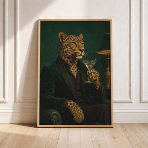 De Martini Leopard Club | Elegante muurkunst luipaard | Luxe cocktaillounge print | Verfijnd dierenportret | Decoratie smaragd |