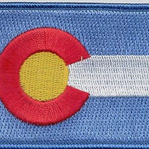 Broderad lapp med delstatsflaggan i Colorado