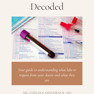 Peut inclure: Un guide médical intitulé Labs Decoded par Dr. Chelsea Smithback, ND, présentant un tube de prélèvement sanguin à bouchon violet et une seringue posés sur un tableau de référence des tests de laboratoire avec diverses catégories médicales.