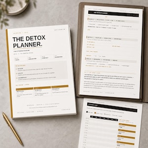 Può includere: Un'agenda cartacea bianca e giallo senape intitolata The Detox Planner con testo nero, caratterizzata da una base di attenzione di 7 giorni, sezioni strutturate per inizializzazione, esecuzione e disattivazione, insieme a una penna in metallo dorato.