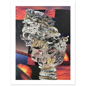 Può includere: Una stampa artistica collage con una figura centrale composta da texture rocciose stratificate in tonalità grigie, marroni e nere, accentuata da anelli metallici dorati. Lo sfondo mostra un vibrante cielo al tramonto con nuvole arancioni.