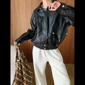 Vintage Bomberjacke aus schwarzem Lammleder, Oversized Cropped Bomberjacke, Weiche Leder-Motorradjacke, Utility-Jacke mit elastischem Bund und Taschen