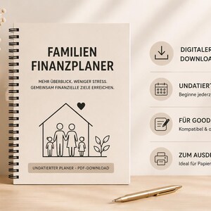 Könnte beinhalten: Ein spiralgebundener Planer mit cremefarbenem Einband, schwarzem Text FAMILIEN FINANZPLANER, einer Strichzeichnung einer Familie in einem Haus mit Herz sowie dem Text UNDATIERTER PLANER - PDF-DOWNLOAD. Symbole zeigen digitalen Download, undatiertes Format, Goodnotes-Kompatibilität und Druckbarkeit an.