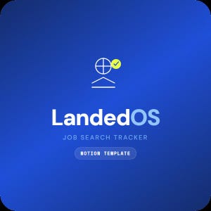 Op de afbeelding: Een digitale productafbeelding met een blauwe gradiëntachtergrond en een wit lijnicoon van een doelwit met een geel vinkje. De tekst luidt LandedOS, JOB SEARCH TRACKER en NOTION TEMPLATE in witte, schreefloze hoofdletters.