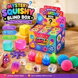 Op de afbeelding: Een Mystery Squishy Blind Box met kleurrijk fidget-speelgoed. De doos bevat tekst zoals Mystery Squishy Blind Box en Surprise Drop. Inbegrepen zijn diverse zachte voorwerpen zoals kubussen, een eendje, een ijsje en gestructureerde ballen.
