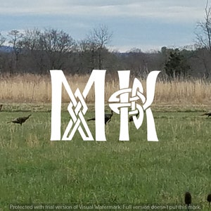 Puede incluir: Un monograma blanco con las letras "M" y "R" entrelazadas en un diseño de nudo celta. El monograma está en un campo con un grupo de pavos salvajes caminando en el fondo.