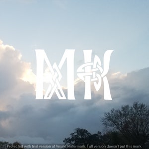 Puede incluir: Logotipo blanco con las letras "MK" entrelazadas con un diseño de nudo celta sobre un cielo nublado.