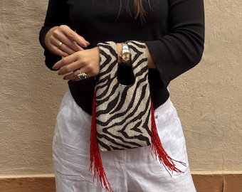 Mini sac à main à imprimé zèbre, fond plat, franges rouges et bordure perlée sur les côtés