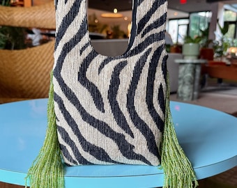 Mini-Handtasche mit Zebramuster, flacher Boden, limettengrüne Fransen und Perlenbesatz an der Seite