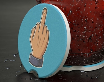 Bild på långfingret i bil | Dryckeshållare i täljsten
