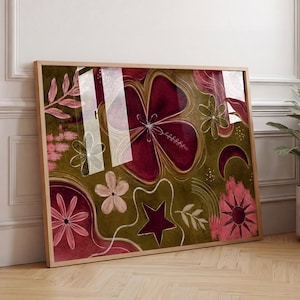 Puede incluir: Una pieza de arte mural rectangular enmarcada con un fondo verde oliva oscuro, flores de hibisco rojo intenso, flores rosas, una estrella de color rojo oscuro y una forma de luna creciente, acentuada con dibujos lineales blancos de hojas.