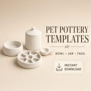 Puede incluir: Un conjunto de piezas de cerámica en color blanco roto mate que incluye un cuenco, un tarro con tapa, una cuchara pequeña y una bandeja dividida. El texto PET POTTERY TEMPLATES, BOWL • JAR • TAGS e INSTANT DOWNLOAD con icono son visibles.