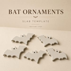 Może przedstawiać: Pięć jasnobeżowych ozdób w kształcie nietoperza z małym otworem u góry do zawieszenia. Tekst BAT ORNAMENTS SLAB TEMPLATE INSTANT PDF jest wydrukowany ciemnobrązowym kolorem nad pięcioma identycznymi wycięciami w kształcie nietoperzy.