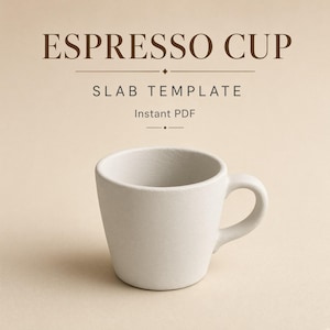 Può includere: Una tazzina da espresso color bianco sporco opaco con un manico curvo. Il testo sopra la tazzina recita ESPRESSO CUP, SLAB TEMPLATE e Instant PDF in caratteri marrone scuro su uno sfondo beige chiaro.