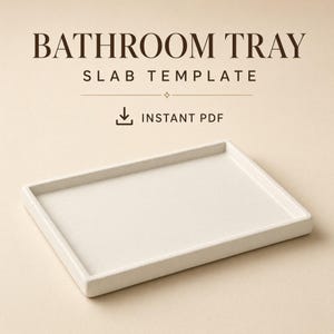 Pode incluir: Uma bandeja de banheiro retangular na cor branco sujo com borda elevada. O texto BATHROOM TRAY SLAB TEMPLATE e INSTANT PDF com um ícone de download são exibidos acima. A bandeja possui uma textura de superfície fosca e salpicada.