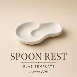 Puede incluir: Un reposacucharas de color blanco roto con forma orgánica y acabado mate liso. Debajo del objeto, el texto dice: SPOON REST, SLAB TEMPLATE, Instant PDF. El diseño presenta una base circular ancha conectada a una sección de mango estrecha.