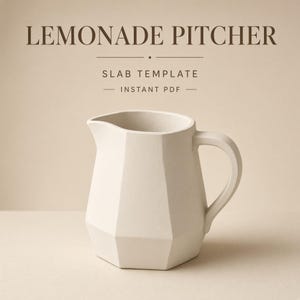 Puede incluir: Una plantilla digital para una jarra de limonada. El texto dice LEMONADE PITCHER SLAB TEMPLATE INSTANT PDF. Debajo del texto hay una jarra de cerámica blanca facetada con un asa y un pico ancho, sobre un fondo de color neutro.