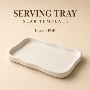 Könnte beinhalten: Ein rechteckiges Serviertablett mit gewellten, erhöhten Rändern in mattem Off-White. Der Text über dem Tablett lautet SERVING TRAY SLAB TEMPLATE und Instant PDF in dunkelbrauner Schrift auf einem hellbeigen Hintergrund.