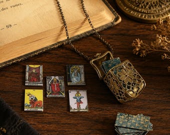 Collana con ciondolo a forma di mini carta dei tarocchi, medaglione in oro antico e piccolo mazzo di carte all'interno.