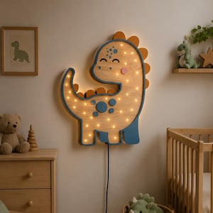 Könnte beinhalten: Eine wandmontierte, dinosaurierförmige Leuchte aus hellem Holz mit blauen Akzenten. Die Lampe verfügt über integrierte warme LED-Lichter, eine dunkelblaue Umrandung und eine Reihe orangefarbener, halbkreisförmiger Platten am Rücken.