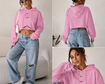 Perlenkette und Heels Crop Hoodie | Minimale Mode-Silhouette