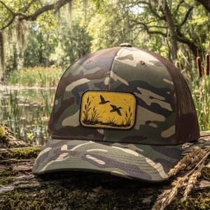 Cappellino da camionista Yellow Duck Patch - Parte anteriore mimetica, parte posteriore in rete