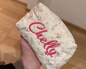 Gepersonaliseerde make-uptas met geborduurde naam, gewatteerd cosmetica-etui met ruches en strik, reistoilettas, gepersonaliseerd cadeau voor bruidsmeisjes