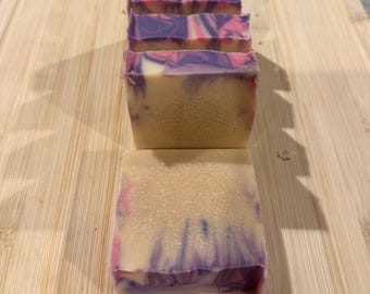 Petals & Pastures *Sapone artigianale al latte di capra con lavanda e rosa – Ingredienti completamente naturali, munti a mano*