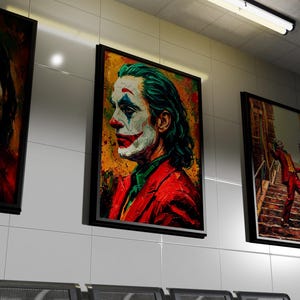 Pode incluir: Três impressões de arte de parede retangulares emolduradas com a personagem Joker. A impressão da esquerda mostra um retrato frontal, a central um perfil lateral e a da direita a personagem a dançar numa escada com um fato vermelho.