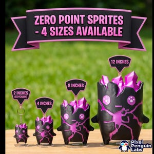 Op de afbeelding: Vier zwarte en paarse Zero Point Sprites figuren in de maten 5 cm, 10 cm, 20 cm en 30 cm. De figuren hebben een gebarsten zwarte buitenkant die een felpaarse binnenkant onthult. Het 5 cm figuur bevat een sleutelhangerbevestiging.