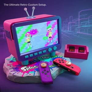 Może przedstawiać: Różowo-niebieski stojak na konsolę telewizyjną w stylu retro z napisem The Ultimate Retro-Custom Setup. Zawiera fioletowy kontroler, różowy kontroler z nakładkami na gałki oraz różowy uchwyt na kartridże z grami na podstawie.