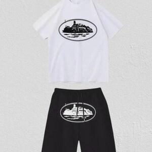 Conjunto deportivo de algodón Corteiz: camiseta estampada, pantalón corto con cordón ajustable, atuendo urbano unisex. Blanco
