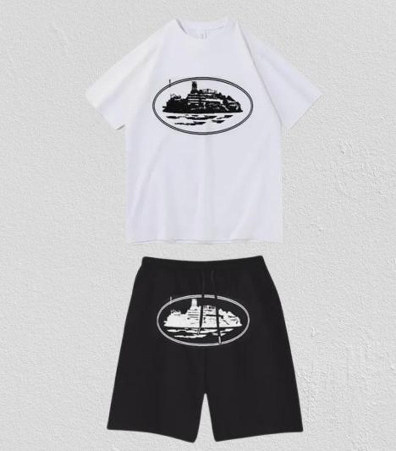Conjunto deportivo de algodón Corteiz: camiseta estampada, pantalón corto con cordón ajustable, atuendo urbano unisex. Blanco
