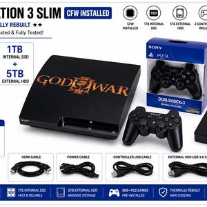 Könnte beinhalten: Eine schwarze PlayStation 3 Slim Konsole mit God of War Grafik, ausgestattet mit 1 TB internem SSD und 5 TB externem HDD Speicher. Enthält zwei schwarze DualShock 3 Wireless-Controller, einer davon in der Verpackung, sowie HDMI-, Strom- und USB-Kabel.