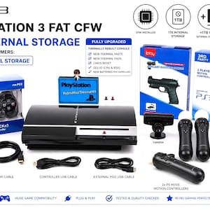 Może przedstawiać: Czarna konsola PlayStation 3 Fat z 1TB pamięci wewnętrznej, zawierająca bezprzewodowy kontroler, dwa kontrolery ruchu, przystawkę do strzelania, kamerę, kable zasilające i USB oraz opcjonalny zewnętrzny dysk 1TB z zainstalowanym oprogramowaniem CFW.