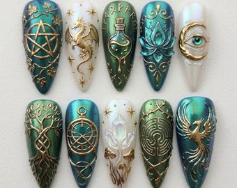 Op de afbeelding: Een set van tien amandelvormige kunstnagels met gedetailleerde 3D-gouden reliëfontwerpen. De motieven omvatten een pentagram, draak, toverdrankfles met runen, lotus, oog, levensboom, kompas, kristallen met paddenstoelen, labyrint en een feniks.