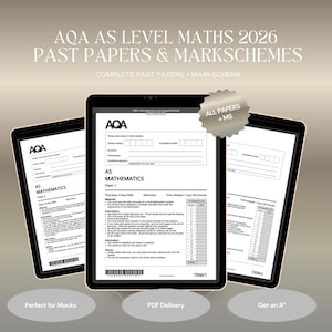 Może przedstawiać: Trzy tablety cyfrowe wyświetlające arkusze egzaminacyjne i schematy oceniania AQA AS Level Mathematics 2026. Ekrany pokazują nagłówki arkuszy, pola na dane kandydata, instrukcje oraz tabele z pytaniami egzaminacyjnymi.