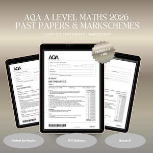 Op de afbeelding: Drie digitale tablets met AQA A-Level Mathematics 2026 examens en beoordelingsmodellen. De schermen tonen examenkoppen, velden voor kandidaatgegevens, instructies en tabellen met vragen. Een stervormig label bevat de tekst PAPERS 1-3 + MS.