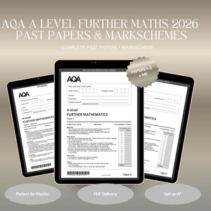 Op de afbeelding: Drie digitale tablets met AQA A-Level Further Mathematics 2026 examens en beoordelingsmodellen. De schermen tonen examenkoppen, velden voor kandidaatgegevens en instructies. Een stervormig label bevat de tekst PAPERS 1-3 + MS.
