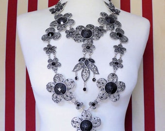Très Long collier Couture avec cloutés Diamanté étain en filigrane fleurs et feuilles.
