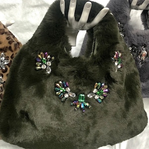 Luxueux sac à main personnalisé en fausse fourrure en peluche vert forêt fait main agrémenté de strass en cristal arc-en-ciel cousus à la main appliques accessoire de mode